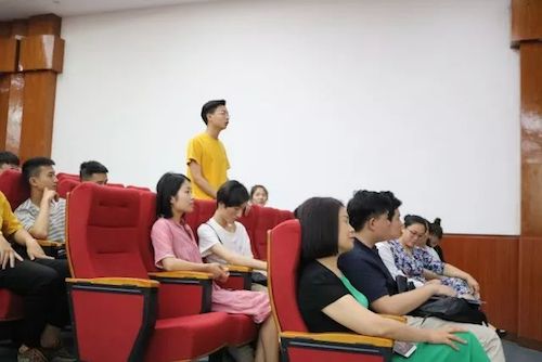 利来国际艺术家石叔诚与特邀艺术家顾平受邀于成都大学东盟艺术学院、音乐与舞蹈学院艺术实践周开展公开课